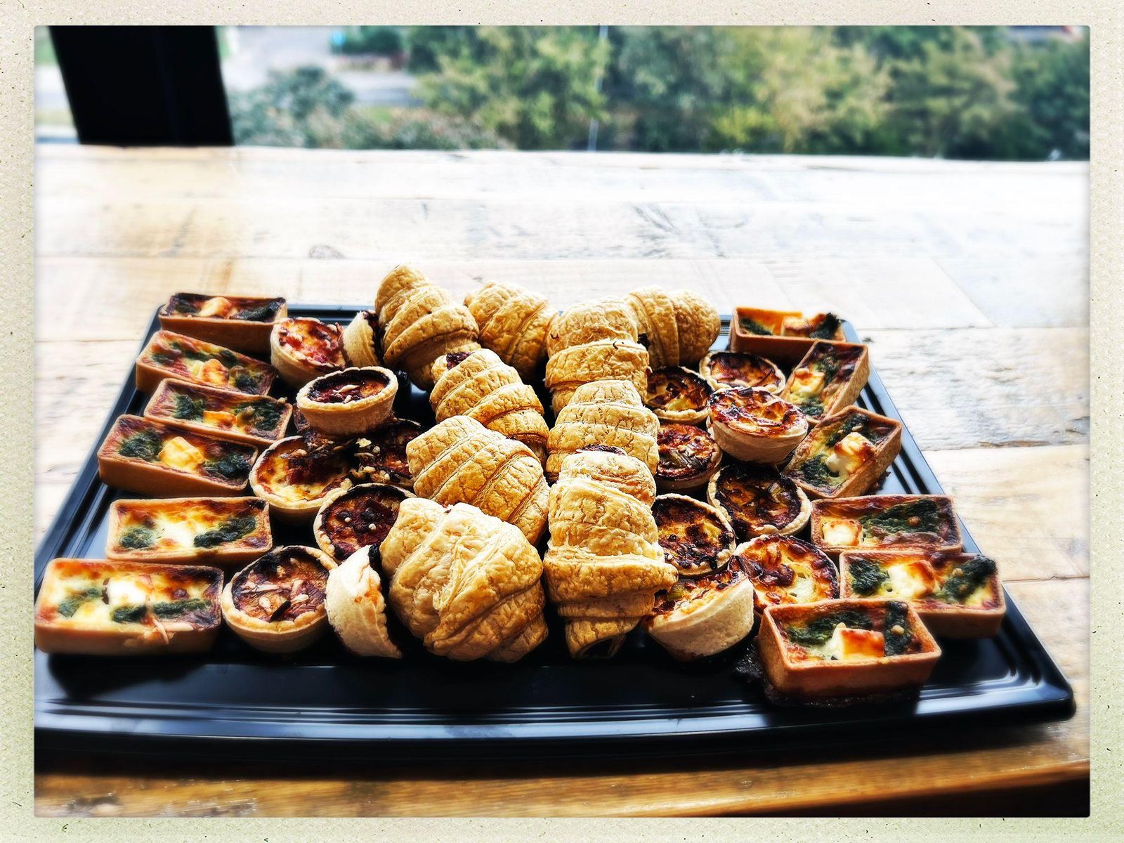 Plateau de bouchées apéritives et mini quiches